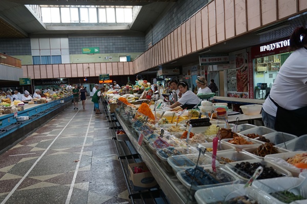 질뇨늬 바자르 시장의 카레이스키 아줌마: 김치와 나물류를 팔고 있었다.
