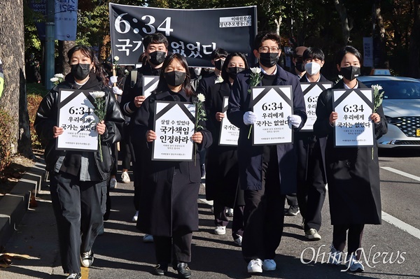 청년 정당·시민단체 17개가 모인 '이태원참사 청년추모행동'은 참사 후 첫 주말인 5일 이태원역 1번 출구에서 모여 국화와 함께 "6:34 우리에게 국가는 없었다"라고 적힌 피켓을 들고 대통령 집무실 부근의 전쟁기념관까지 침묵 시위를 벌였다.