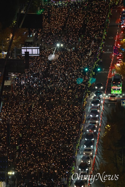 이태원 참사 희생자 추모 시민촛불이 5일 오후 서울시청앞에서 숭례문 구간 세종대로에서 촛불행동 주최로 열리고 있다.