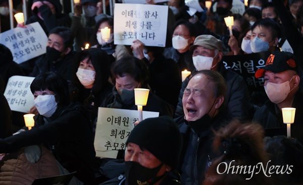  5일 오후 서울 중구 서울시청 앞에서 열린 ‘이태원 참사 희생자 추모 시민촛불 집회’에 참석한 한 시민이 희생자들의 안타까운 죽음에 목놓아 울고 있다.