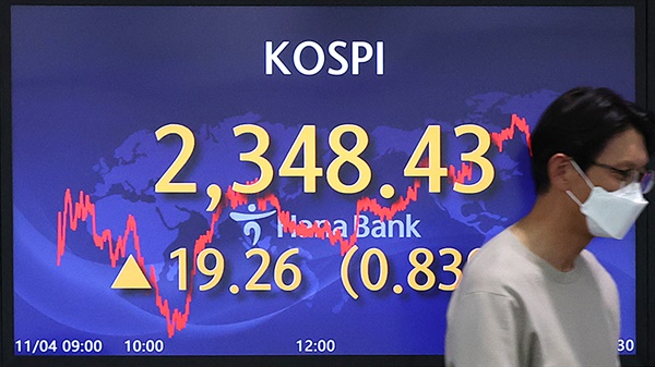  지난  4일 오후 서울 중구 하나은행 딜링룸 전광판에 코스피지수가 표시돼 있다.