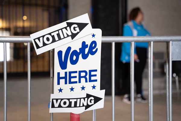 11월 5일 노스캐롤라이나주 샬럿의 뱅크오브아메리카 스타디움에서 유권자들에게 안내하는 표지판이 설치돼 있다. 이날은 오는 8일 선거일 전에 주에서 사전투표를 하는 마지막 날었다. 