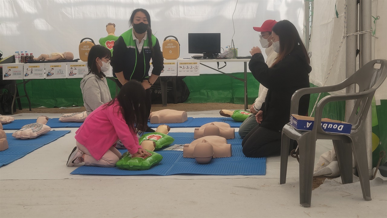 11월 첫 주말을 맞아 홍성에서는 평생학습전시회 심폐소생술 체험장에 시민들이 북적이고 있다.