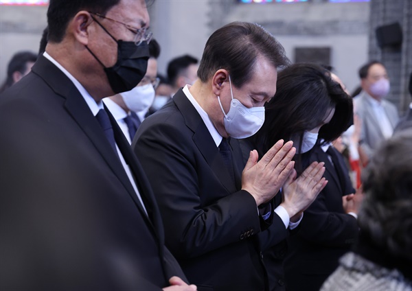 윤석열 대통령과 김건희 여사가 6일 서울 중구 명동성당에서 열린 이태원 참사 희생자 추모 미사에 참석, 기도하고 있다. 

