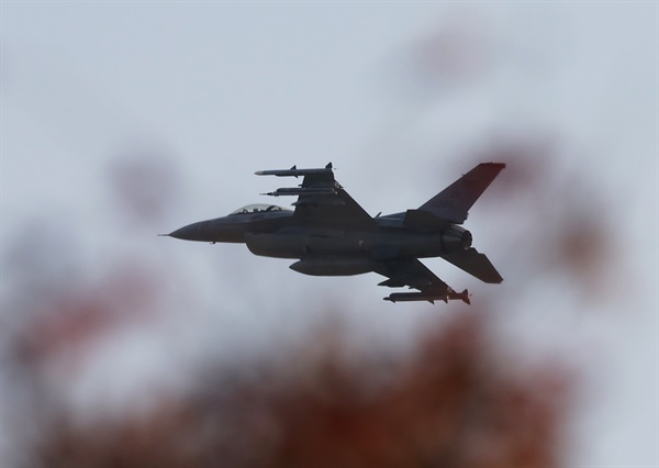 한미 군용기 240여 대가 참가하는 연합공중훈련 '비질런트 스톰'(Vigilant Storm)이 시작된 10월 31일 경기도 평택시 주한미공군 오산기지에서 F-16 전투기가 이륙하고 있다.