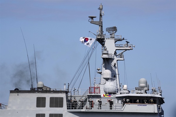 일본 해상자위대 주최로 6일 가나가와현 사가미만에서 열린 국제관함식에서 한국 해군 장병들이 거수경례하고 있다. 한국 해군은 이번 관함식에 최신예 군수지원함 '소양함'(1만1천t급)을 보냈다.