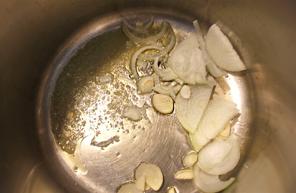 호박죽과 달리 호박수프는 마늘과 양파를 먼저 기름에 볶아준다