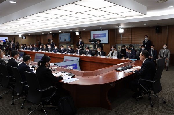 윤석열 대통령이 7일 오전 용산 대통령실에서 민·관이 함께하는 '국가안전시스템 점검회의'를 주재하고 있다.