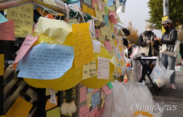 이태원 압사 참사가 발생한 지 열흘이 지난 11월 7일 오전 서울 용산구 이태원역 1번 출구에 수많은 시민들이 희생자들의 안타까운 죽음을 애도하며 두고 간 국화꽃과 추모 메시지가 놓여있다.
