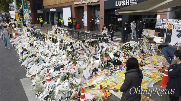지난 7일 오전 서울 용산구 이태원역 1번 출구에 수많은 시민들이 이태원 참사 희생자들의 안타까운 죽음을 애도하며 두고 간 국화꽃과 추모 메시지가 놓여있다.