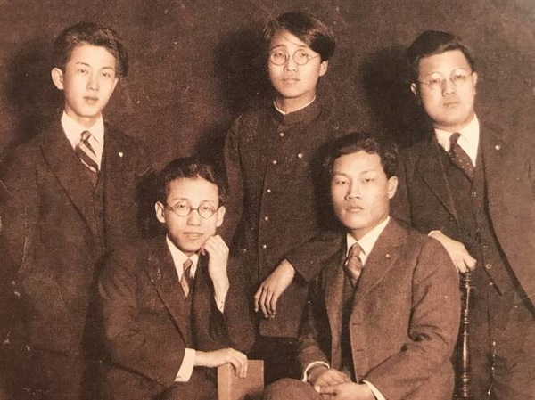 1926년 4월 촬영. 왼쪽부터 시계방향으로 마해송, 정인섭, 손진태, 진장섭, 조재호. 