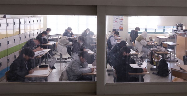 지난 10월 18일 서울의 한 고등학교에서 고3 수험생들이 자습을 하고 있다.