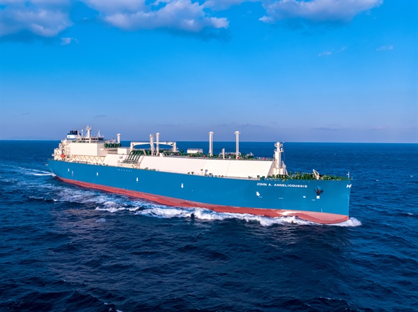 대우조선해양의 최신 기술인 축발전기와 공기윤활시스템이 적용된 LNG운반선의 항해 모습.