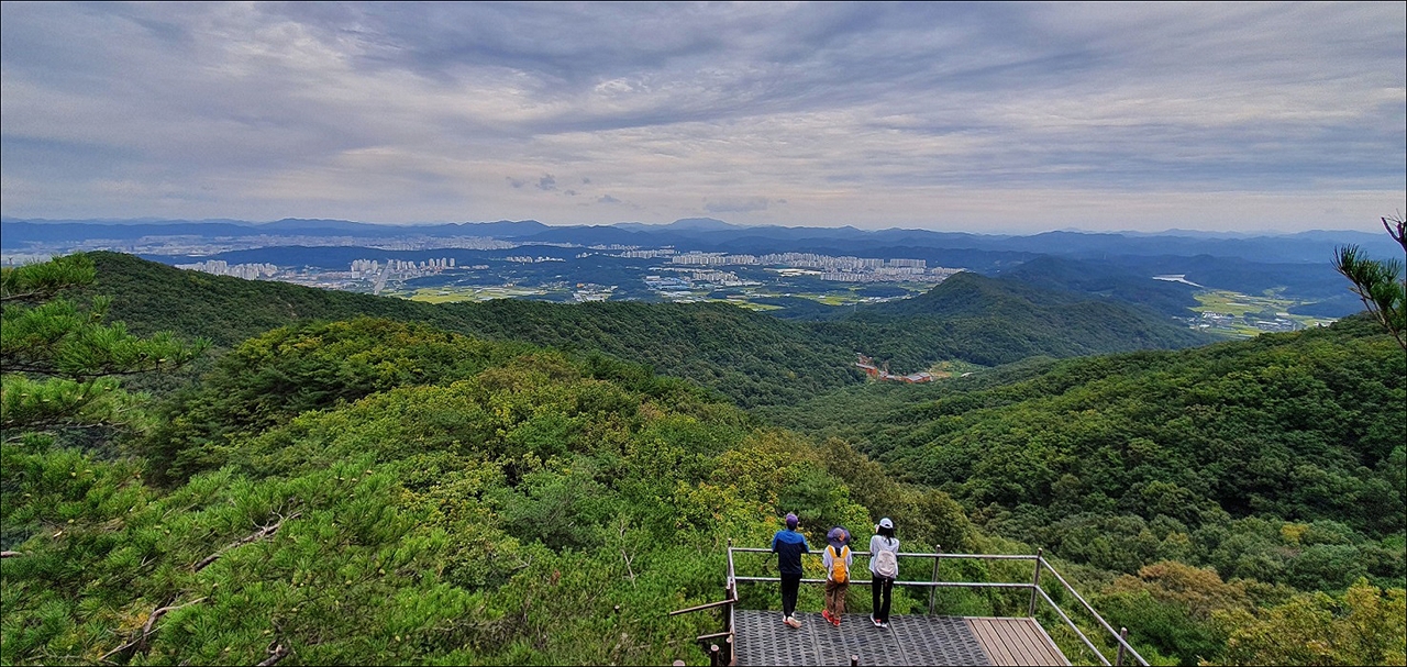 대전둘레산길이 대한민국 7번째 국가숲길로 지정됐다. 사진은 대전둘레산길  9구간 금수봉 전망대(수통골 인근)
