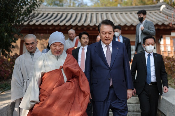 윤석열 대통령, 불교계 원로 면담 윤석열 대통령이 8일 오전 서울 강남구 봉은사를 방문, 불교계 원로 스님들과 인사를 나누고 있다. 이 자리에는 봉은사 회주 자승 스님, 원로의원 자광 스님, 원로의원 도후 스님, 원로의원 지명 스님, 금강선원장 혜거 대종사, 봉은사 주지 원명스님 등이 참석했다.