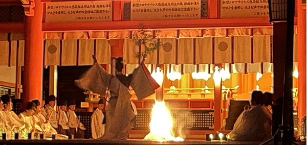 교토 이나리다이샤 신사에서 열린 히타키사이(火焚祭) 불 축제에서 신사 직원이 춤을 추고 있습니다.
