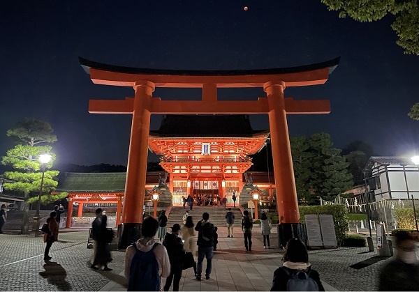 교토 이나리다이샤 신사는 일본 전국에 있는 3만 이나리신사의 본부이며, 1500년 전 생겼습니다. 이곳은 교토에서 관광객이 가장 많은 곳입니다.
