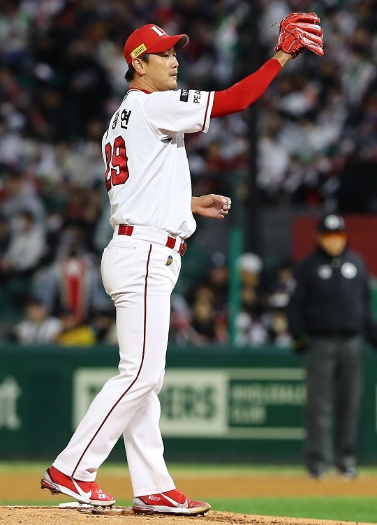  8일 한국시리즈 6차전에서 세이브를 기록한 SSG 김광현


