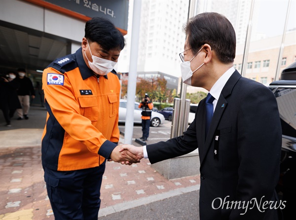 이재명 더불어민주당 대표가 9일 오전 서울 용산구 용산소방서를 찾아 최성범 서장과 인사하고 있다.