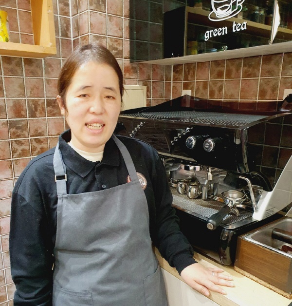 장애인바리스타 김진아씨. 울산 동구 울산참사랑의집에 위치한 '카페아띠'에서 근무한다.