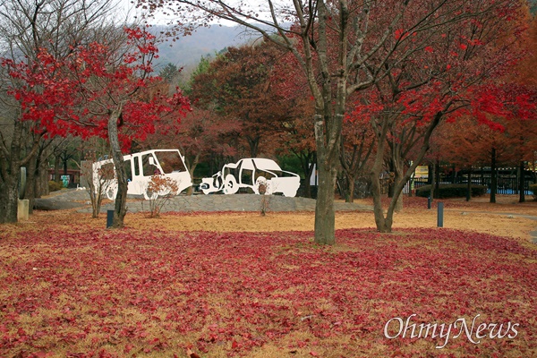 가을을 마무리하는 단풍잎.