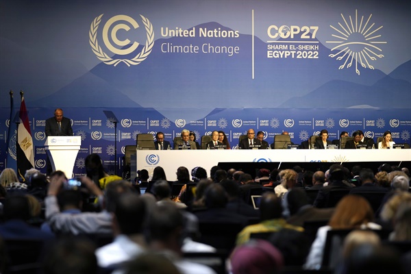 6일(현지시간) 이집트 샤름 엘 셰이크에서 열린 27차 유엔기후변화협약 당사국회의(COP27) 개막식에서 COP27 의장인 사메 슈크리 이집트 외무장관(왼쪽)이 연설하고 있다.