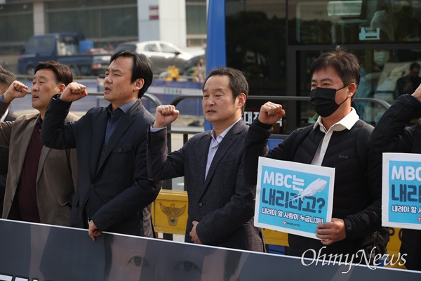  전국언론노조, 방송기자연합회 등 언론단체회원들이 10일 오후 서울 용산구 대통령실 앞에서 MBC기자단 해외순방 대통령실전용기 탑승 불허관련 긴급기자회견을 열고 있다.