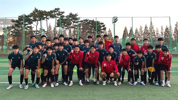 프로축구 경남FC 선수단이 함안 군북중학교 학생들을 지도했다.