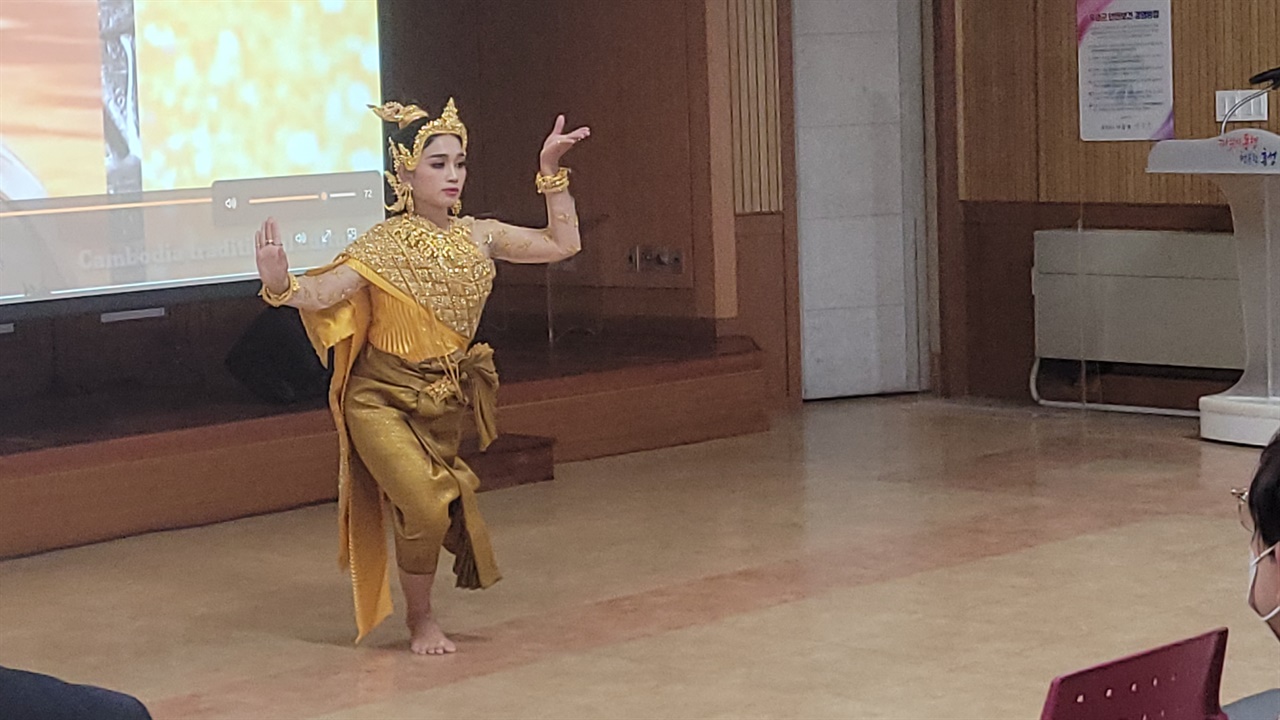 한 이주여성이 발표회에 앞서 캄보디아 전통 민속춤인 압살라 공연을 소개하고 있다.