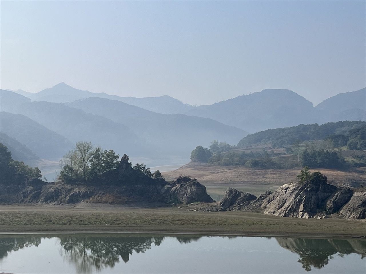 붕어섬의 출렁다리 위에서 보면 운암면 지천리에서 붕어섬으로 바위들이 줄을 지어 있는데 예전에는 이곳을 독재라고 불렀다.