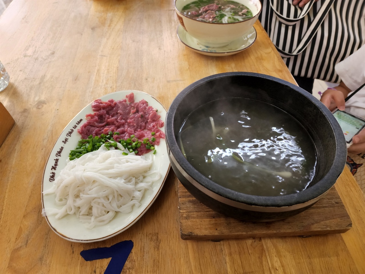 육수가 끓여져 나온 뚝배기에 고기와 면을 넣어 먹는 뚝배기 쌀국수는 한국인의 입맛에도 알맞다.