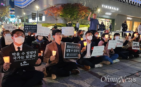 10.29 이태원 참사 희생자를 추모하고 진상규명과 책임자 처벌을 촉구하는 대전시민 촛불행동이 10일 밤 대전 서구 갤러리아타임월드 백화점 앞에서 개최됐다.