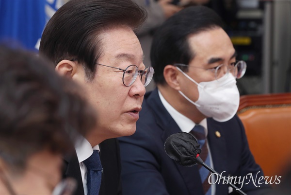 이재명 더불어민주당 대표가 11일 서울 여의도 국회에서 열린 최고위원회의에서 발언하고 있다. 오른쪽은 박홍근 원내대표. 
