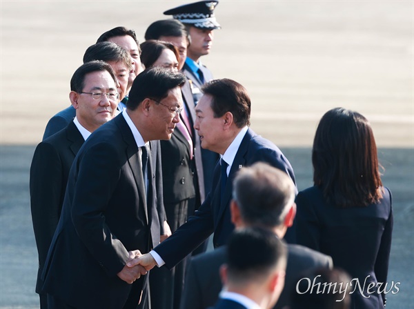  윤석열 대통령과 김건희 여사가 11일 오전 경기도 성남시 서울공항에서 아세안 정상회의가 열리는 캄보디아 프놈펜으로 출국하기 위해 도착하며, 환송나온 국민의힘 정진석 비대위원장, 주호영 원내대표 등과 인사를 나누고 있다.