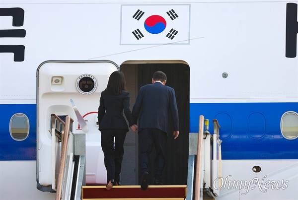 윤석열 대통령과 김건희 여사가 11일 오전 경기도 성남시 서울공항에서 아세안 정상회의가 열리는 캄보디아 프놈펜으로 출국하기 위해 대통령 전용기(공군 1호기)에 탑승하고 있다.