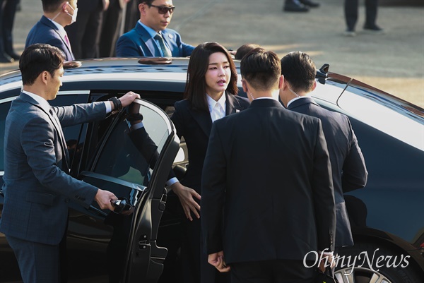 윤석열 대통령과 김건희 여사가 11일 오전 경기도 성남시 서울공항에서 아세안 정상회의가 열리는 캄보디아 프놈펜으로 출국하기 도착하고 있다. 김건희 여사가 승용차에서 내리고 있다.