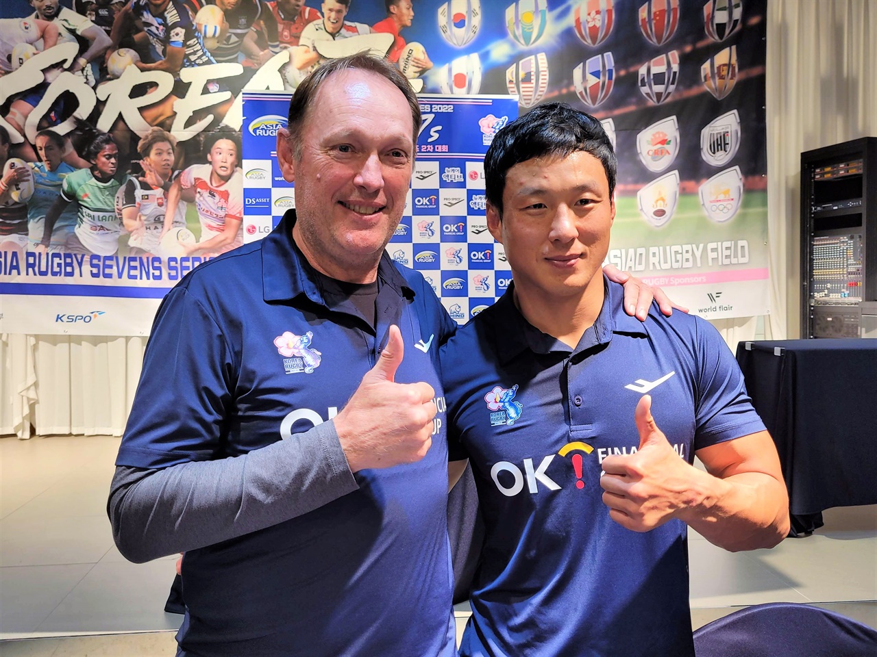  박완용 선수(오른쪽)와 찰리 로우 럭비 국가대표팀 감독(왼쪽).