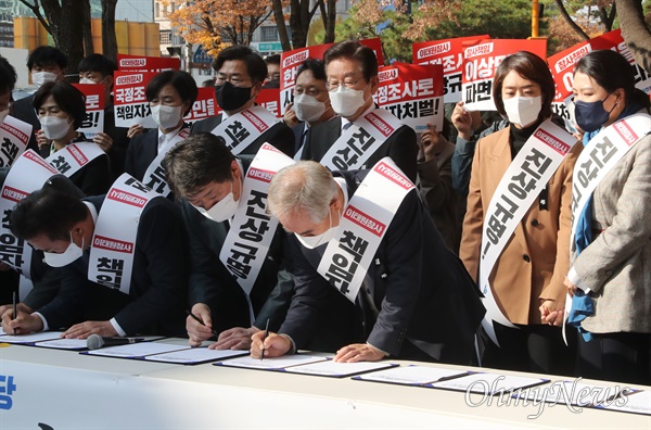 이재명 더불어민주당 대표가 11일 서울 영등포구 여의도역 5번 출구 앞에서 열린 이태원 참사 국정조사 특검 추진 범국민 서명운동 발대식에 참석해 있다.