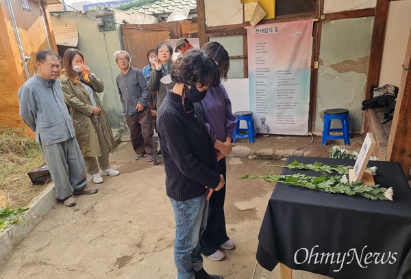 전태일 열사의 52주기 추모식이 전태일이 어릴적 살았던 대구 중구 남산동 옛집에서 열렸다. 참가자들이 흰 국화꽃을 놓고 추모하고 있다.