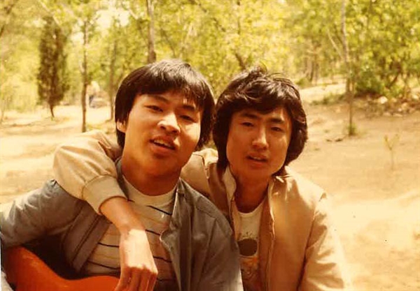 서울대 노래패 '메아리' 시절의 이창학씨(왼쪽) 