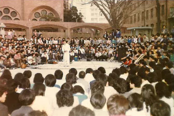 1985년 명동성당에서 했던 '녹두벌에 다시 살아' 공연을 시작하기 전 노래 함께 부르기를 지도하는 이창학씨. 이씨는 이 공연에서 '부활하는 산하'를 발표했다.