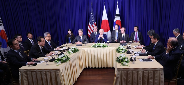 윤석열 대통령이 13일(현지시간) 캄보디아 프놈펜 한 호텔에서 열린 한미일 정상회담에서 조 바이든 미국 대통령, 기시다 후미오 일본 총리와 기념촬영을 하고 있다.