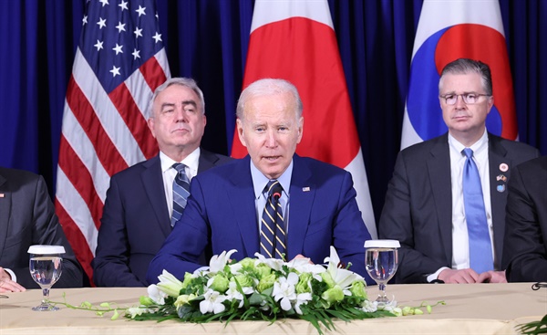 조 바이든 미국 대통령이 지난해 11월 13일(현지시각) 캄보디아 프놈펜 한 호텔에서 열린 한미일 정상회담에서 발언하고 있다 .