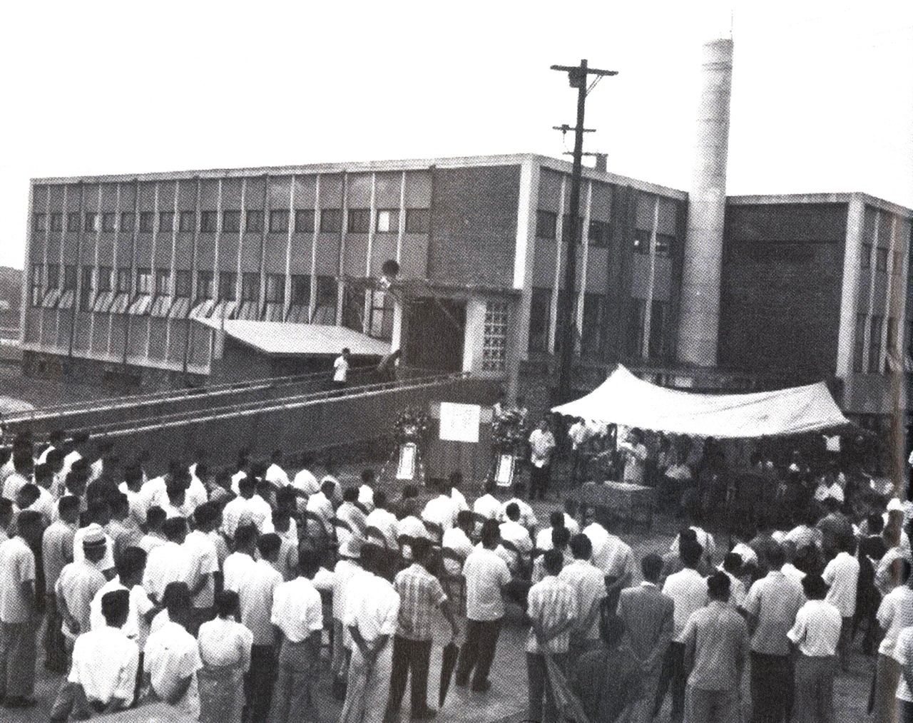 마장 축산물시장의 시작을 알린 시절 중 하나인 서울시립 도축장의 1961년 개장식 모습.