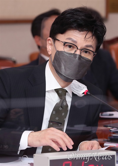 한동훈 법무부 장관이 11월 14일 서울 여의도 국회에서 열린 법제사법위원회 전체회의에 출석해 의원 질의에 답변하고 있다. 