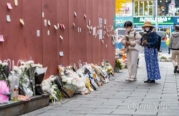 14일 오후 이태원압사참사가 발생한 서울 용산구 해밀턴호텔 일대 골목의 통제가 풀려 추모의 글과 꽃이 놓여 있고 추모객들의 발길이 이어지고 있다.
