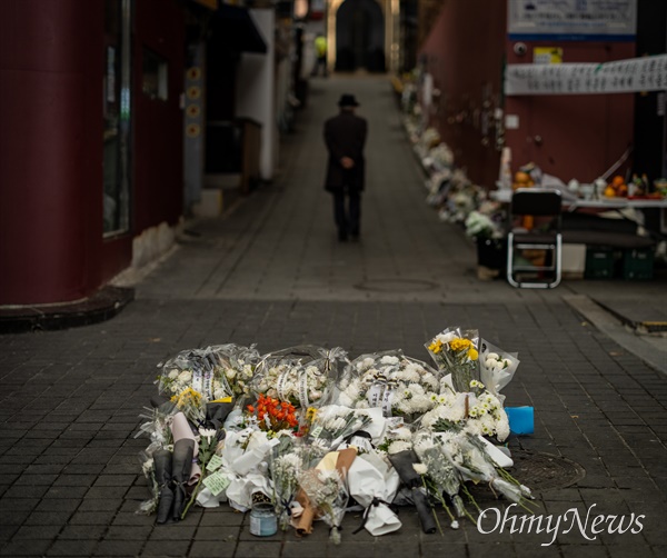  11월 14일 오후 이태원압사참사가 발생한 서울 용산구 해밀톤 호텔 일대 골목의 통제가 풀려 추모의 글과 꽃이 놓여 있고 추모객들의 발길이 이어지고 있다.