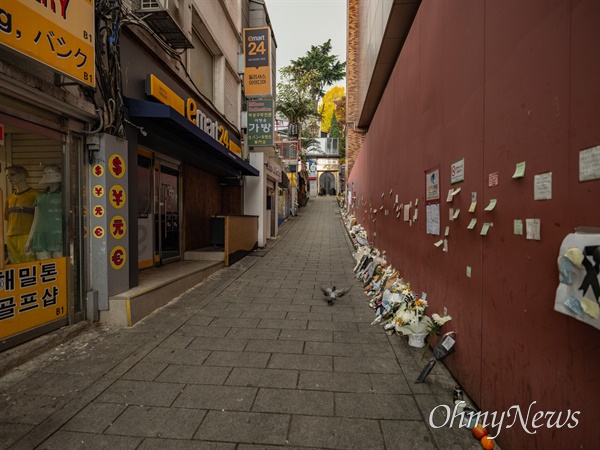  지난 14일 오후 이태원압사참사가 발생한 서울 용산구 해밀턴호텔 일대 골목의 통제가 풀려 추모의 글과 꽃이 놓여 있고 추모객들의 발길이 이어지고 있다.