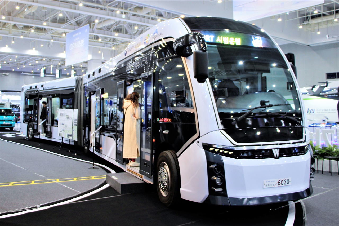 2022 국토교통기술대전에서 가장 주요하게 전시되었던 '양문형 전기굴절버스' 차량.