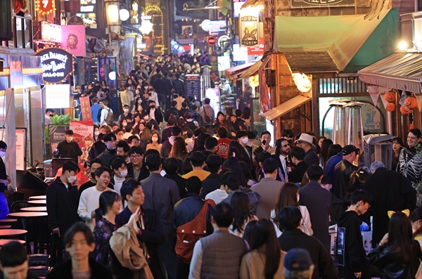  2022년 10월 28일 저녁 핼러윈 데이'(10월 31일)를 앞두고 서울 용산구 이태원 관광특구 일대가 인파로 붐비고 있다. 